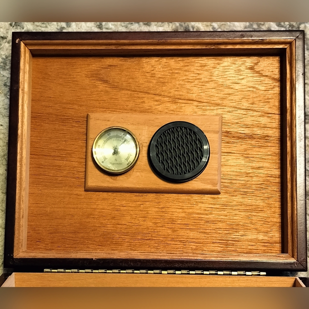 Wood Box/Humidor - Picture 3 of 4